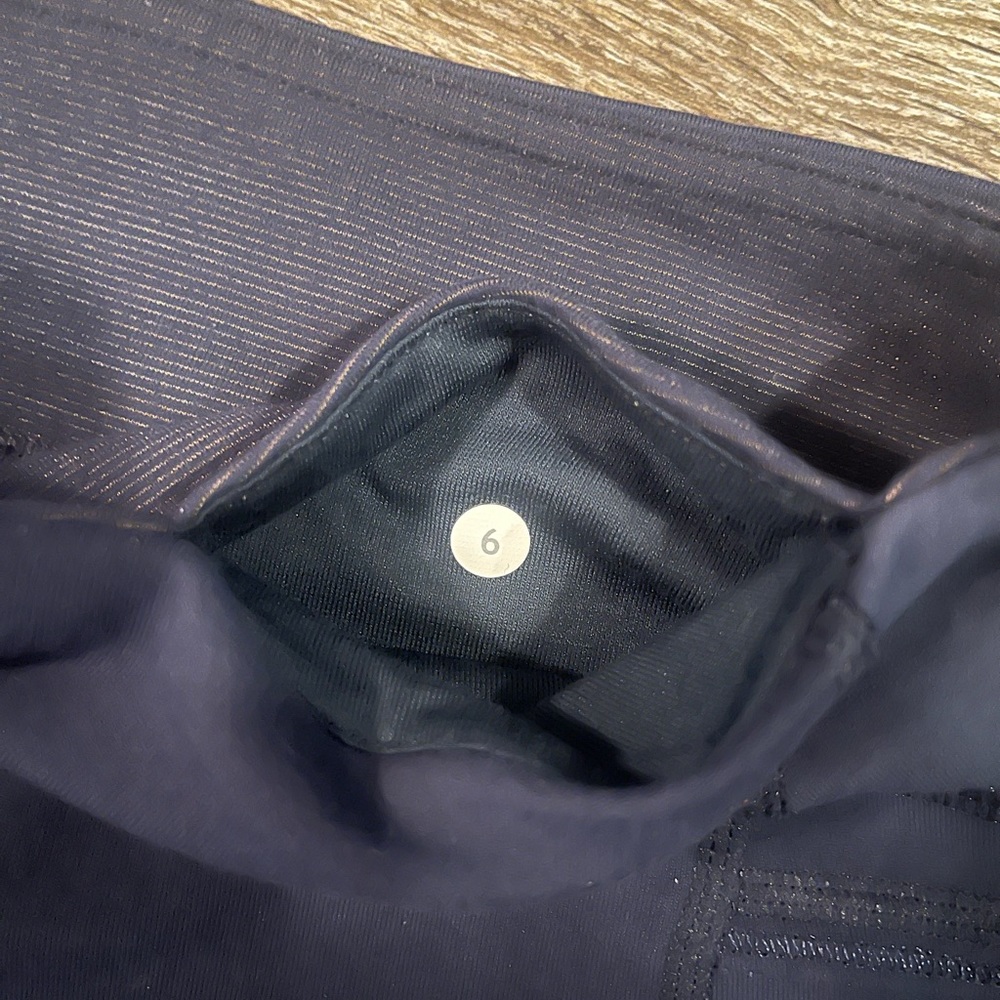 SOLD Lululemon Power Up Crop in Inkwell Size 6 - Picture 10 of 10